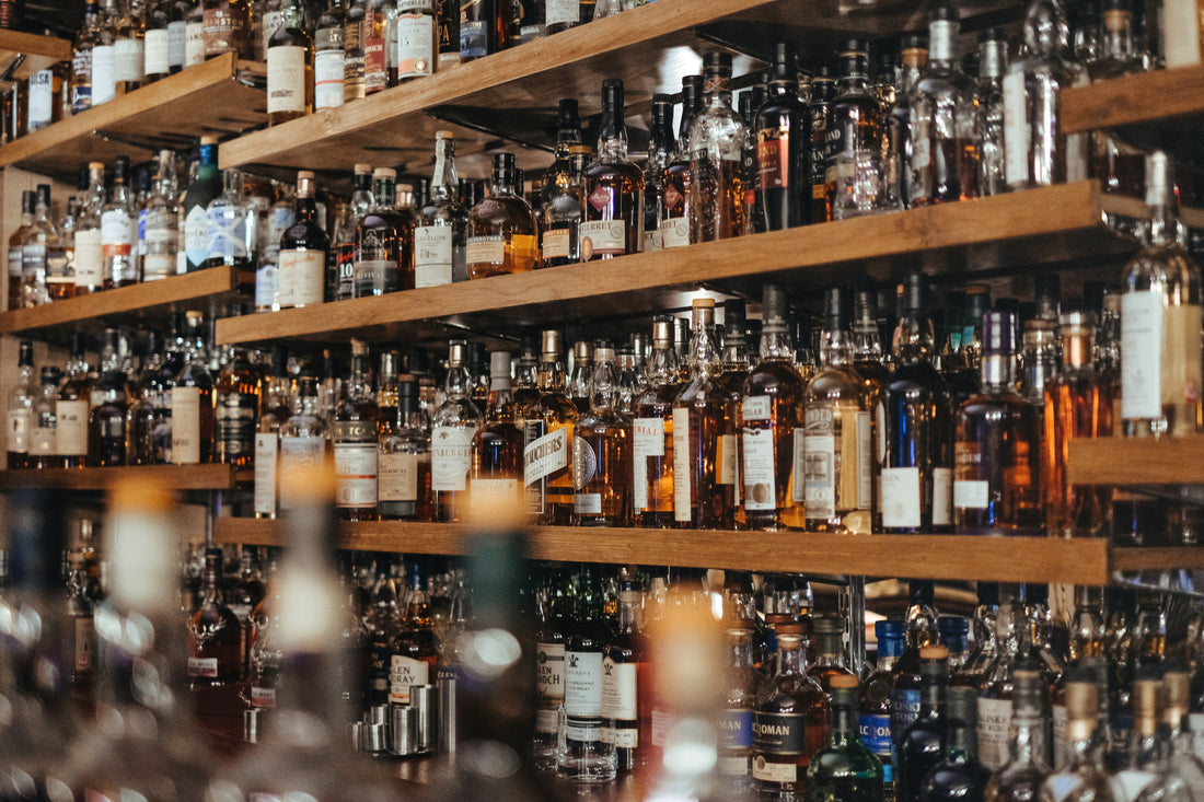 La SAQ contrainte de détruire près de 300 000 $ d’alcools américains : un impact symbolique et économique