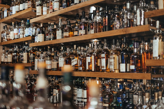 La SAQ contrainte de détruire près de 300 000 $ d’alcools américains : un impact symbolique et économique